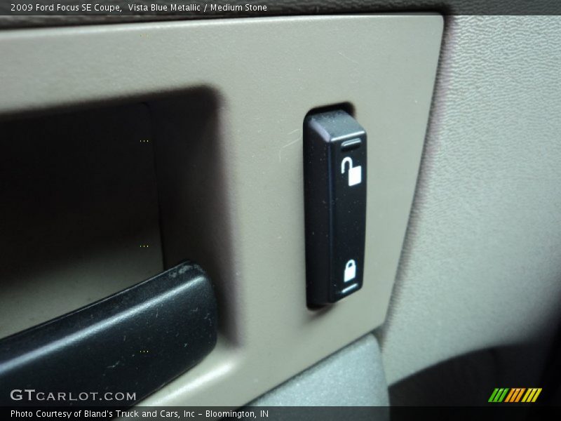Vista Blue Metallic / Medium Stone 2009 Ford Focus SE Coupe
