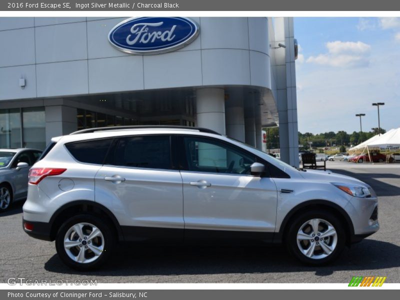 Ingot Silver Metallic / Charcoal Black 2016 Ford Escape SE