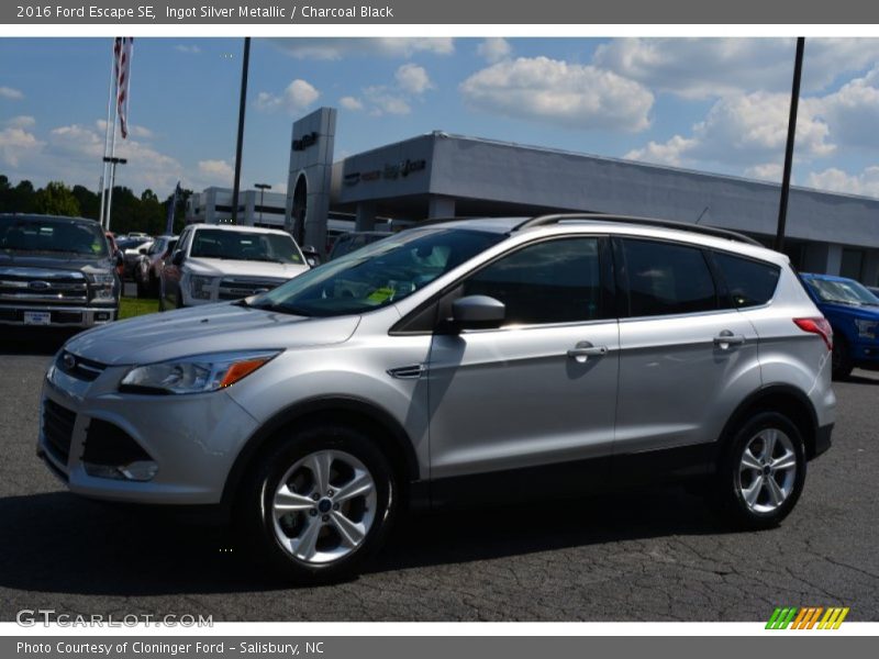 Ingot Silver Metallic / Charcoal Black 2016 Ford Escape SE