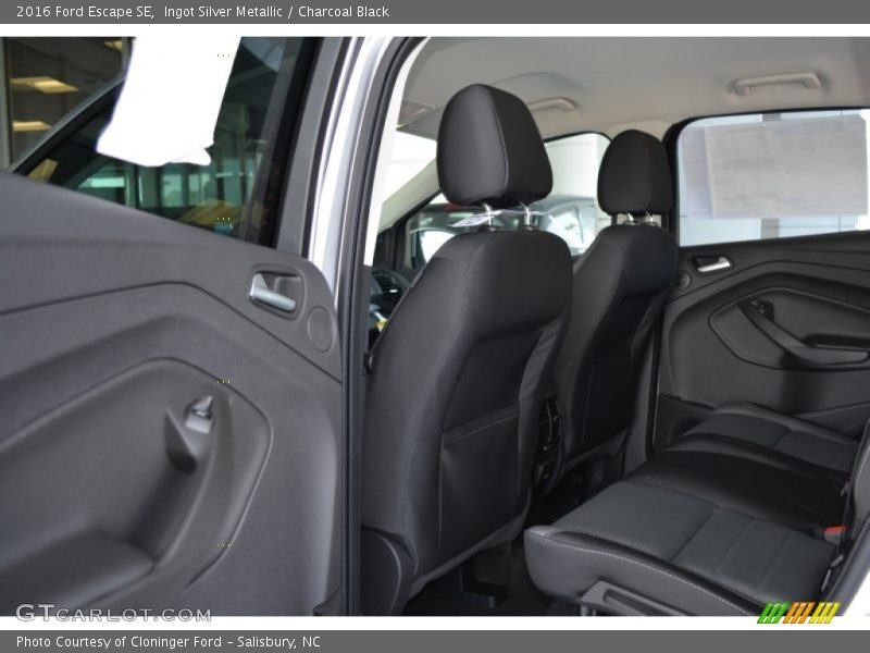 Ingot Silver Metallic / Charcoal Black 2016 Ford Escape SE