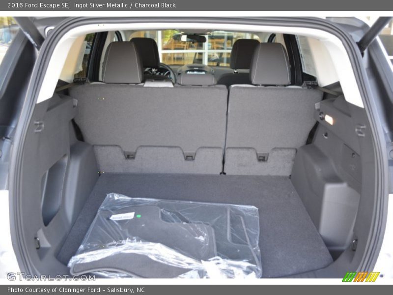 Ingot Silver Metallic / Charcoal Black 2016 Ford Escape SE