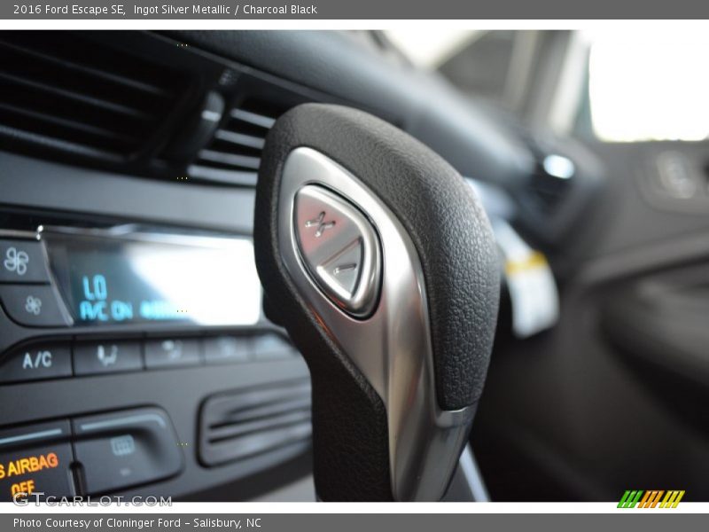 Ingot Silver Metallic / Charcoal Black 2016 Ford Escape SE