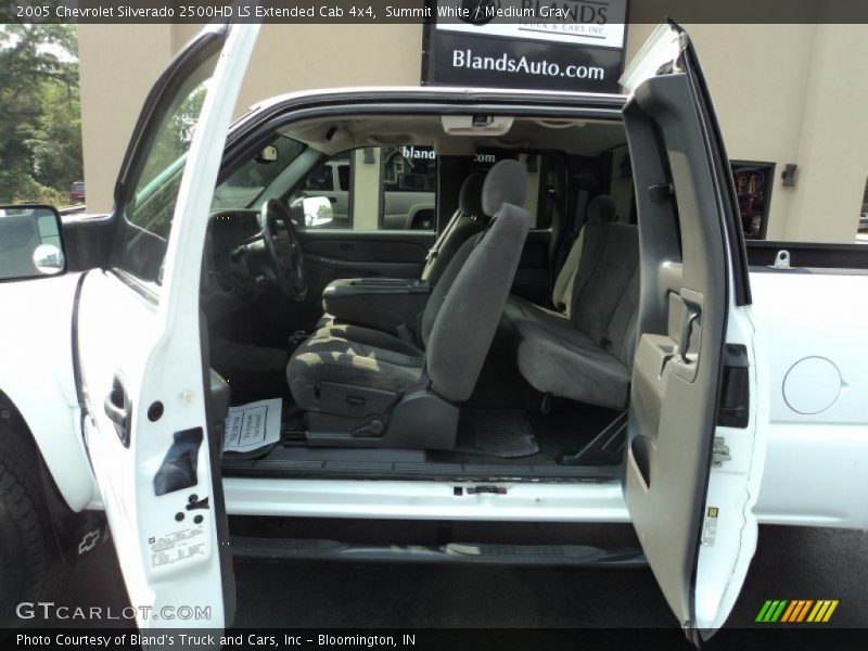Summit White / Medium Gray 2005 Chevrolet Silverado 2500HD LS Extended Cab 4x4