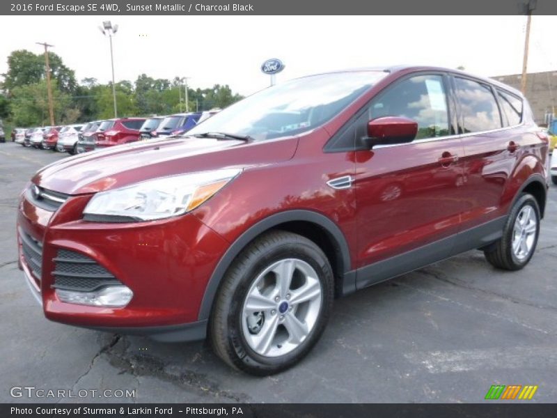 Front 3/4 View of 2016 Escape SE 4WD