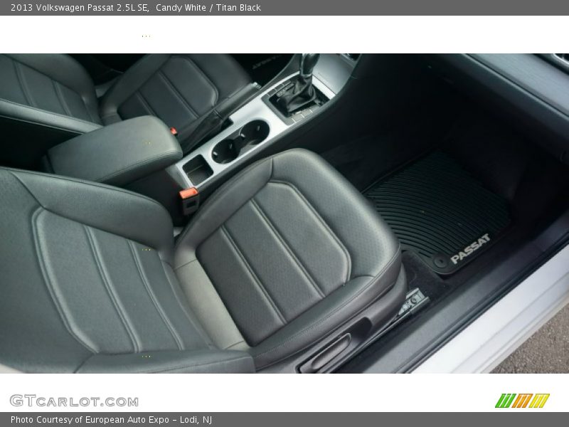 Candy White / Titan Black 2013 Volkswagen Passat 2.5L SE