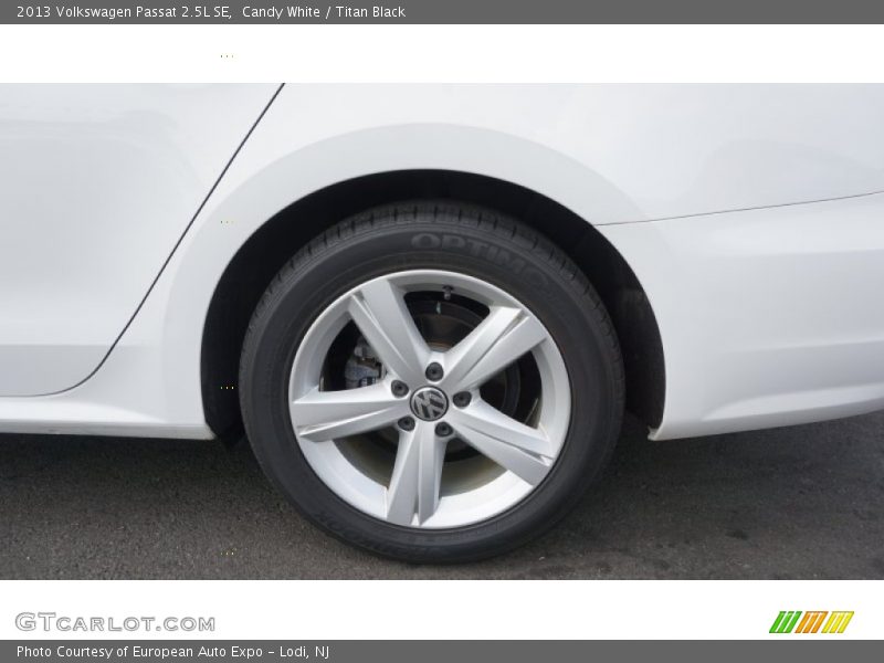Candy White / Titan Black 2013 Volkswagen Passat 2.5L SE