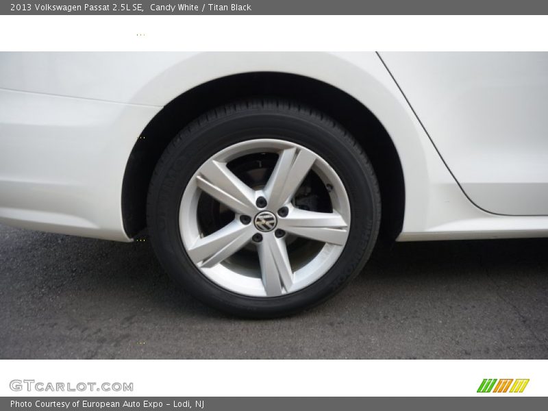 Candy White / Titan Black 2013 Volkswagen Passat 2.5L SE