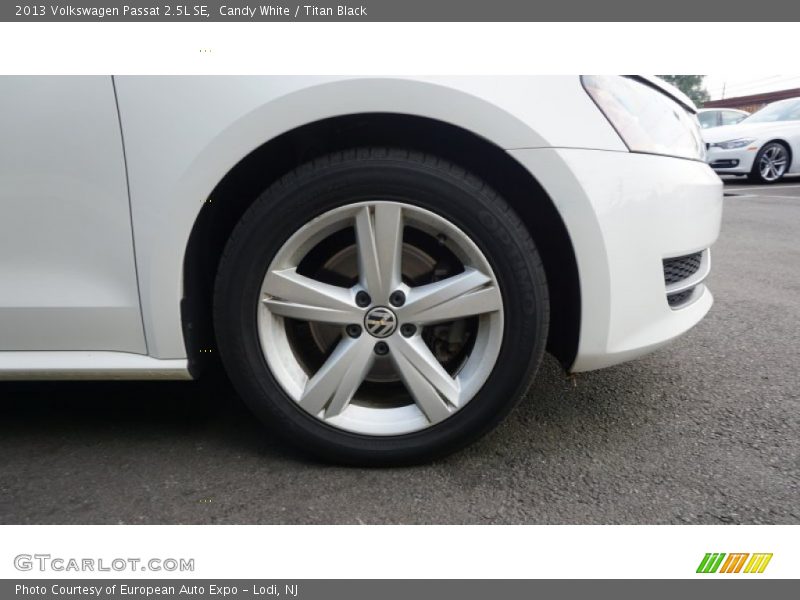 Candy White / Titan Black 2013 Volkswagen Passat 2.5L SE