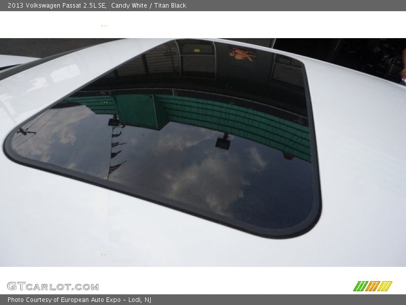 Candy White / Titan Black 2013 Volkswagen Passat 2.5L SE