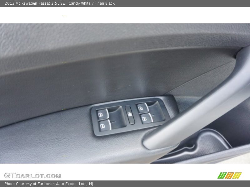 Candy White / Titan Black 2013 Volkswagen Passat 2.5L SE