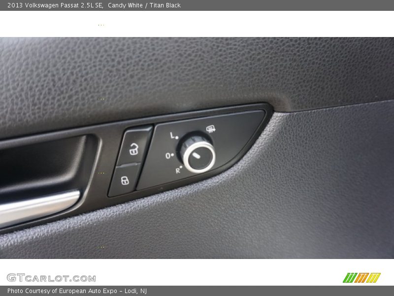 Candy White / Titan Black 2013 Volkswagen Passat 2.5L SE