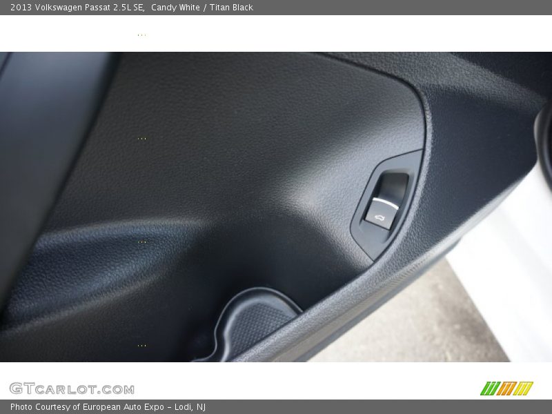 Candy White / Titan Black 2013 Volkswagen Passat 2.5L SE