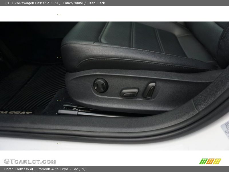 Candy White / Titan Black 2013 Volkswagen Passat 2.5L SE