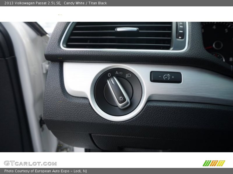 Candy White / Titan Black 2013 Volkswagen Passat 2.5L SE