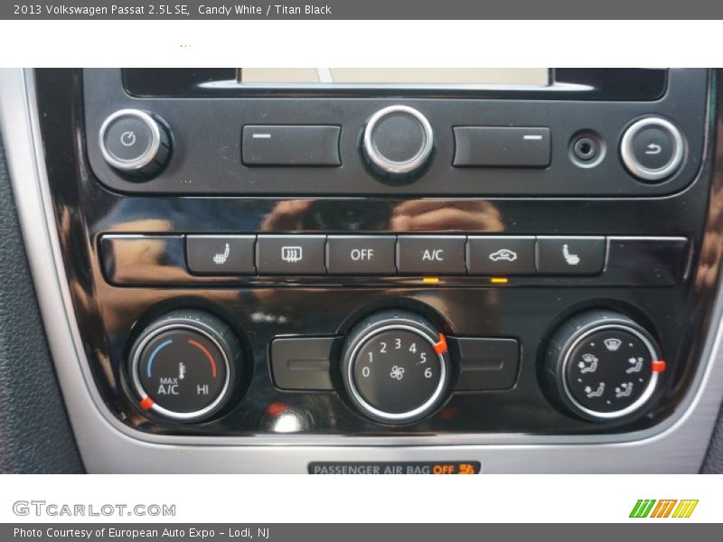 Candy White / Titan Black 2013 Volkswagen Passat 2.5L SE