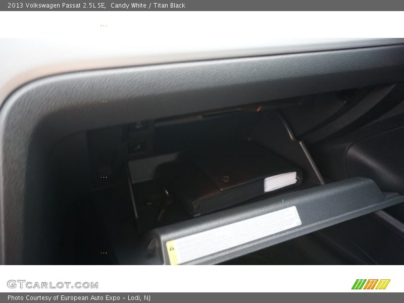 Candy White / Titan Black 2013 Volkswagen Passat 2.5L SE