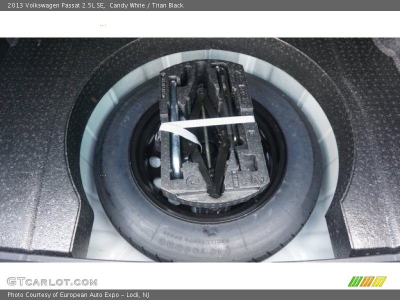 Candy White / Titan Black 2013 Volkswagen Passat 2.5L SE