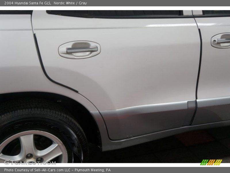 Nordic White / Gray 2004 Hyundai Santa Fe GLS