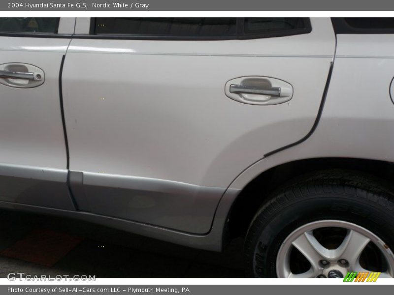 Nordic White / Gray 2004 Hyundai Santa Fe GLS