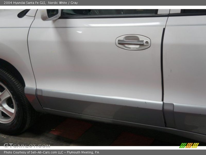 Nordic White / Gray 2004 Hyundai Santa Fe GLS