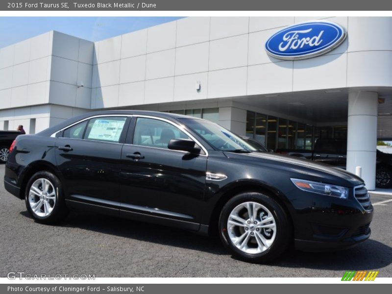 Tuxedo Black Metallic / Dune 2015 Ford Taurus SE