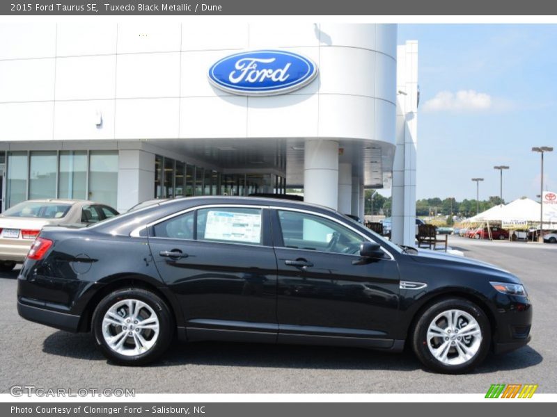 Tuxedo Black Metallic / Dune 2015 Ford Taurus SE