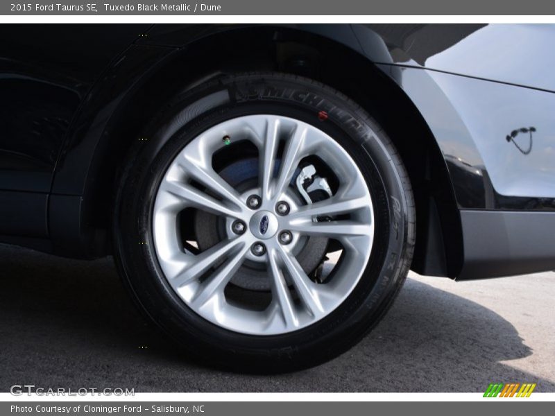 Tuxedo Black Metallic / Dune 2015 Ford Taurus SE