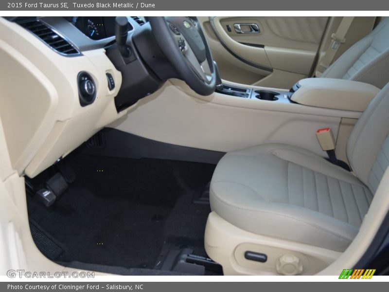 Tuxedo Black Metallic / Dune 2015 Ford Taurus SE