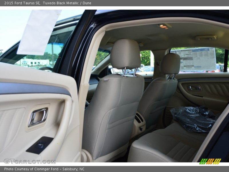 Tuxedo Black Metallic / Dune 2015 Ford Taurus SE