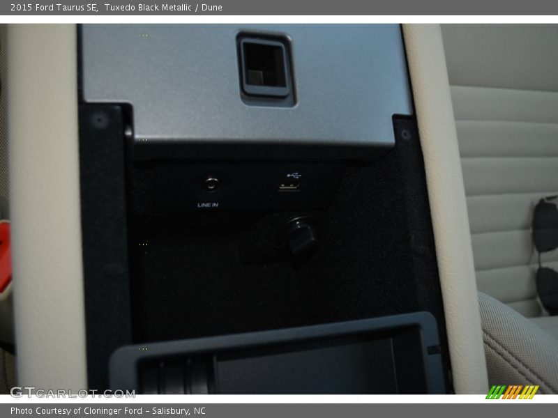 Tuxedo Black Metallic / Dune 2015 Ford Taurus SE
