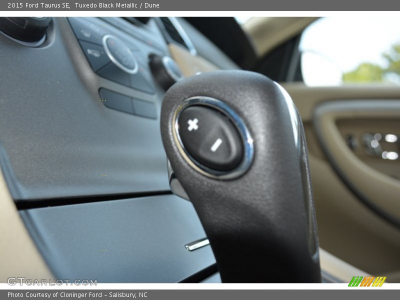 Tuxedo Black Metallic / Dune 2015 Ford Taurus SE