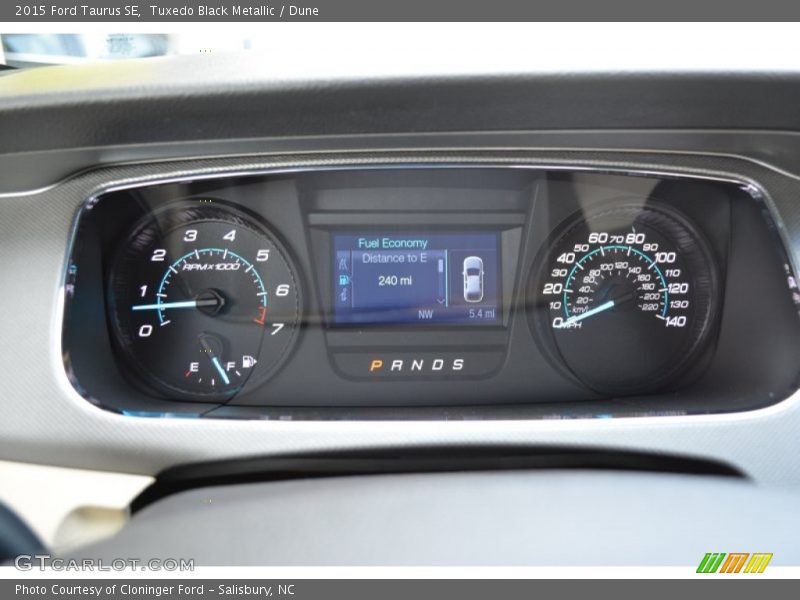 Tuxedo Black Metallic / Dune 2015 Ford Taurus SE