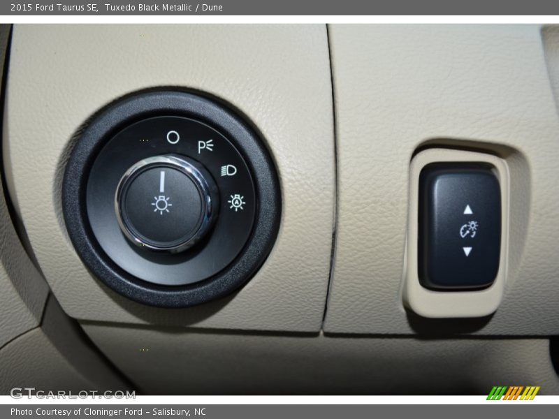 Tuxedo Black Metallic / Dune 2015 Ford Taurus SE