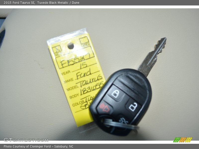 Tuxedo Black Metallic / Dune 2015 Ford Taurus SE