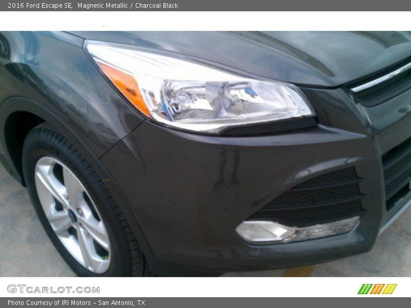 Magnetic Metallic / Charcoal Black 2016 Ford Escape SE