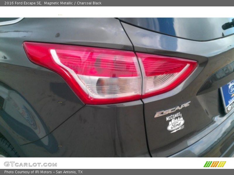 Magnetic Metallic / Charcoal Black 2016 Ford Escape SE