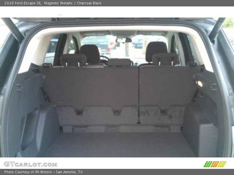 Magnetic Metallic / Charcoal Black 2016 Ford Escape SE
