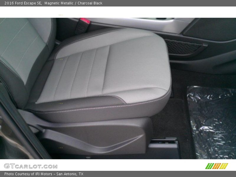 Magnetic Metallic / Charcoal Black 2016 Ford Escape SE