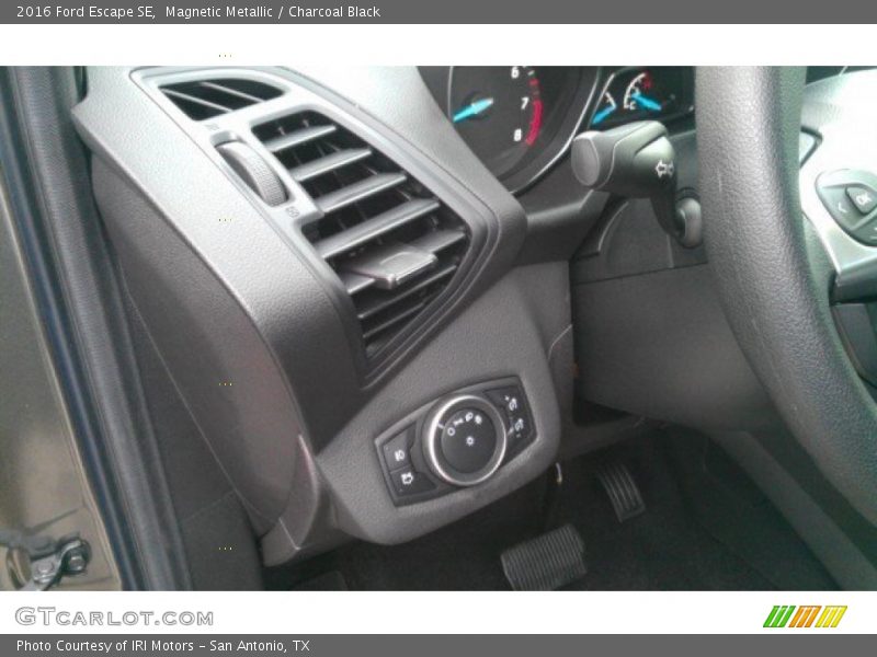 Magnetic Metallic / Charcoal Black 2016 Ford Escape SE