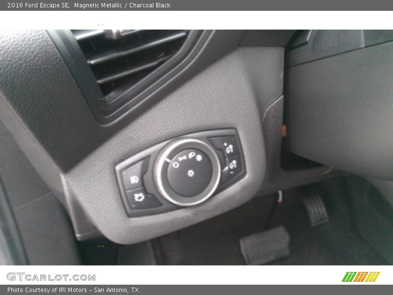 Magnetic Metallic / Charcoal Black 2016 Ford Escape SE