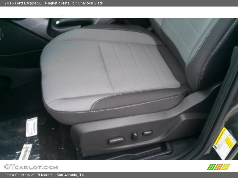 Magnetic Metallic / Charcoal Black 2016 Ford Escape SE