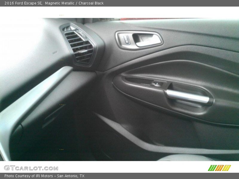Magnetic Metallic / Charcoal Black 2016 Ford Escape SE
