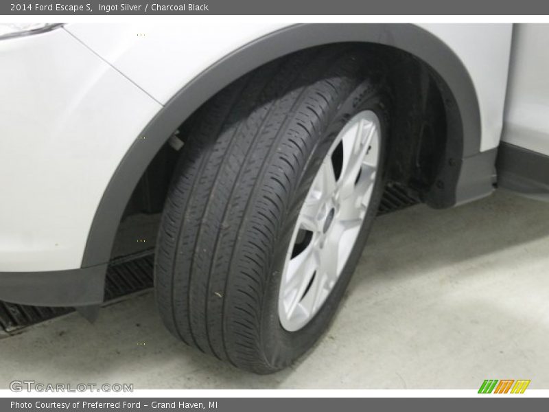 Ingot Silver / Charcoal Black 2014 Ford Escape S