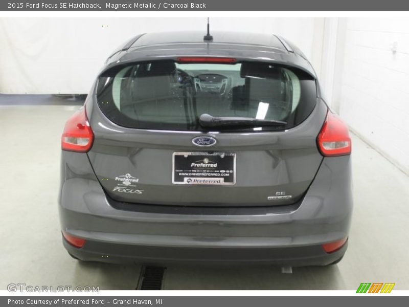 Magnetic Metallic / Charcoal Black 2015 Ford Focus SE Hatchback