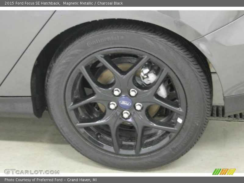 Magnetic Metallic / Charcoal Black 2015 Ford Focus SE Hatchback