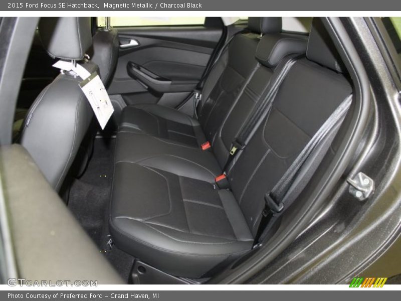Magnetic Metallic / Charcoal Black 2015 Ford Focus SE Hatchback
