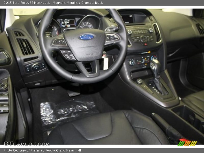 Magnetic Metallic / Charcoal Black 2015 Ford Focus SE Hatchback