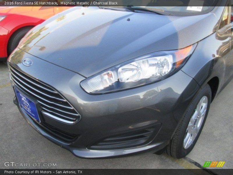 Magnetic Metallic / Charcoal Black 2016 Ford Fiesta SE Hatchback