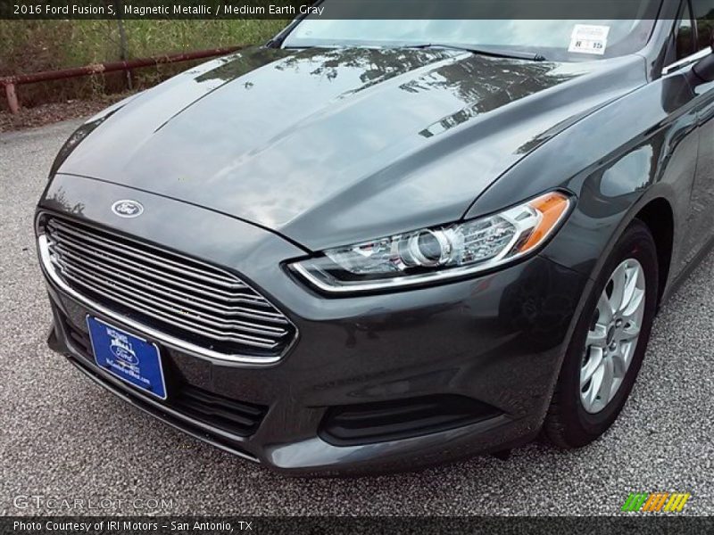 Magnetic Metallic / Medium Earth Gray 2016 Ford Fusion S