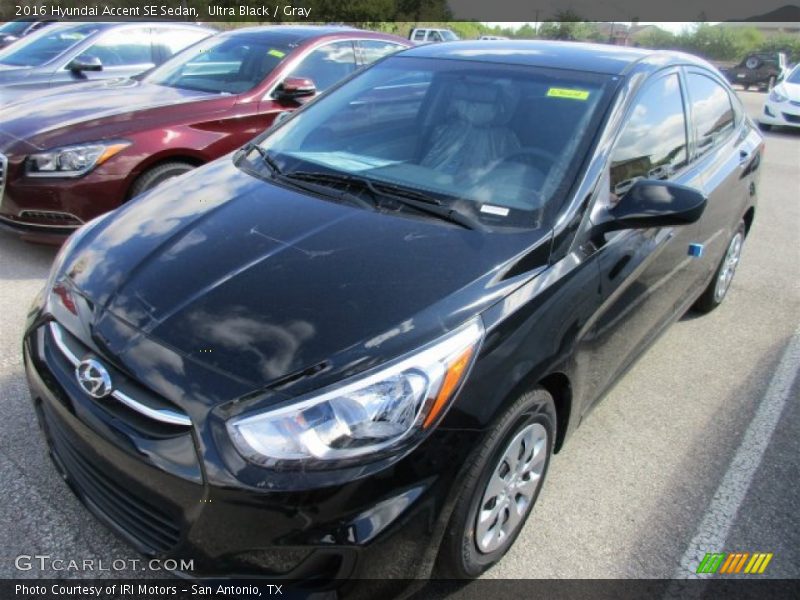 Front 3/4 View of 2016 Accent SE Sedan